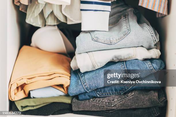 chest of drawers with hand clothes - woman flat chest 個照片及圖片檔