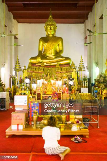 gold buddha, wat mahathat, ko ratanakosin. - ko ratanakosin stock pictures, royalty-free photos & images