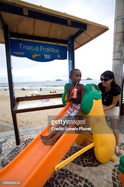 baixo bebe playstation on the beach for toddlers in leblon. - baixo bebe stock pictures, royalty-free photos & images