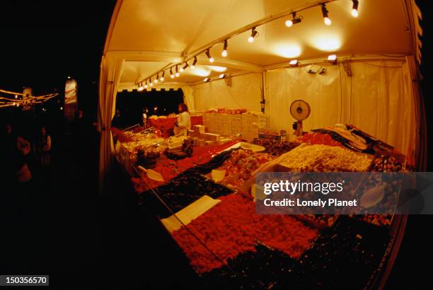 nuts, dried and glazed fruit and other goodies for sale at christmas time on the campo santo stefano. - campo santo stefano stockfoto's en -beelden