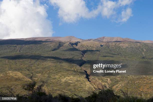 mauna kea volano from the approach road, mauna kea. - volano stock pictures, royalty-free photos & images