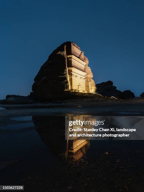 hegra at night, ruins in saudi arabia - mada'in saleh stockfoto's en -beelden