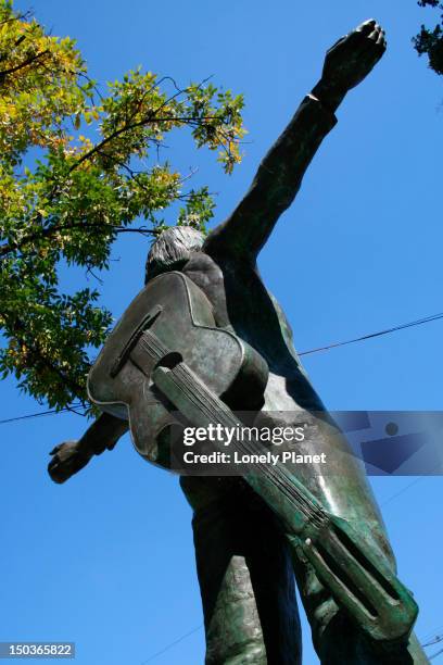 vladimir vysotsky statue. - vladimir vysotsky stock pictures, royalty-free photos & images