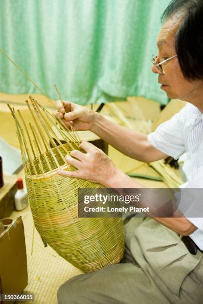 basketweaver at kagoshi bamboo, kagashiyama-sanjo. - kagashiyama sanjo stock pictures, royalty-free photos & images