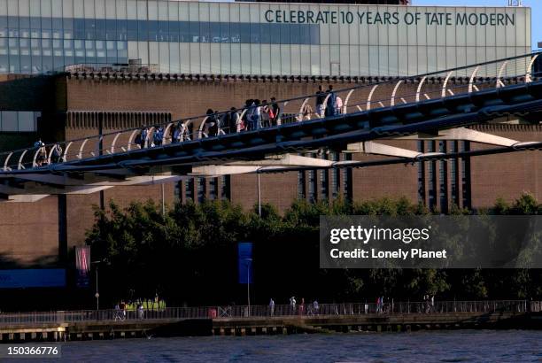 millenium bridge over river thames to tate modern. - lpiowned stock pictures, royalty-free photos & images