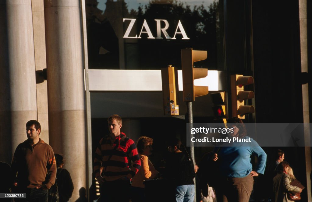 People outside Zara, Passeig de Gracia.