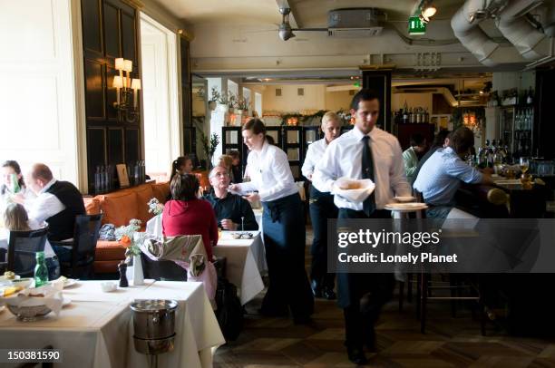 diners at meinl am graben restaurant. - centro de viena imagens e fotografias de stock