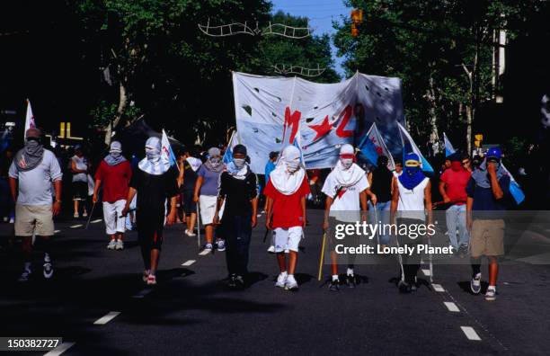 demonstration along av de mayo between casa rosada and palacio del congresso. - del av stock pictures, royalty-free photos & images