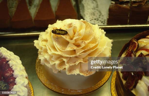 cake for sale in patisserie valerie. - lpiowned stock pictures, royalty-free photos & images