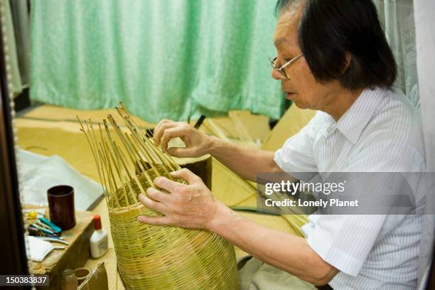 basketweaver at kagoshi bamboo, kagashiyama-sanjo. - kagashiyama sanjo stock pictures, royalty-free photos & images