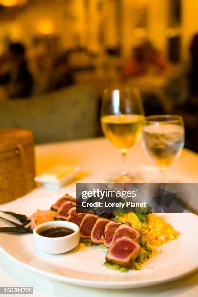 wok seared ahi at merriman's restaurant, waimea, waimea region. - waimea region stock pictures, royalty-free photos & images