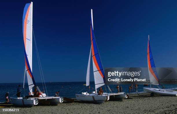 catamarans on laguna beach at lido di venezia. - laguna di venezia stock pictures, royalty-free photos & images