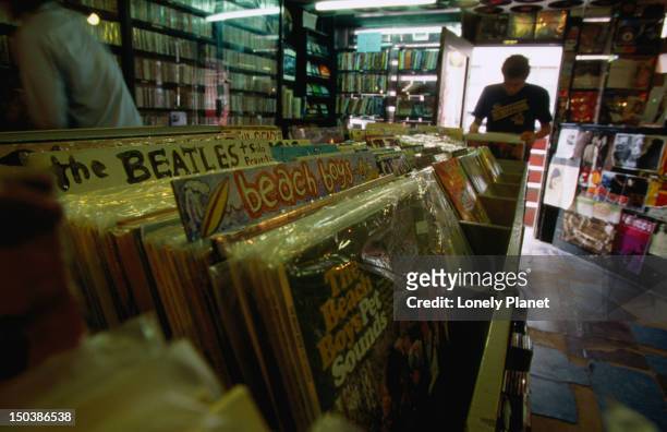 the interior of 'rocks in your head' music store with its large collection of classic vinyl records. - lonely planet collection stock-fotos und bilder