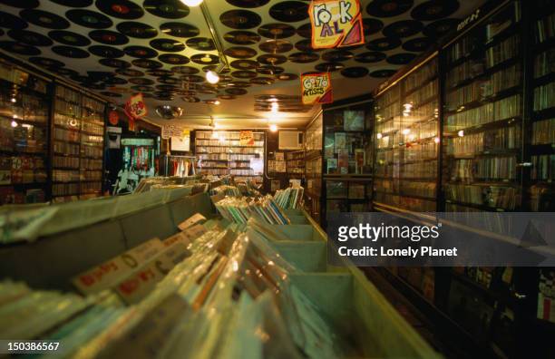 the interior of 'rocks in my head' music store with its extensive collection of vinyl records. - lonely planet collection foto e immagini stock