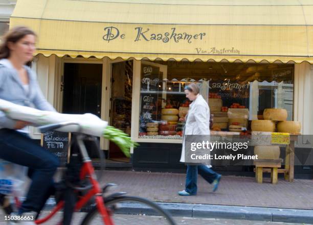 de kaaskamer cheese shop in the nine straatjes area. - lonely planet collection foto e immagini stock