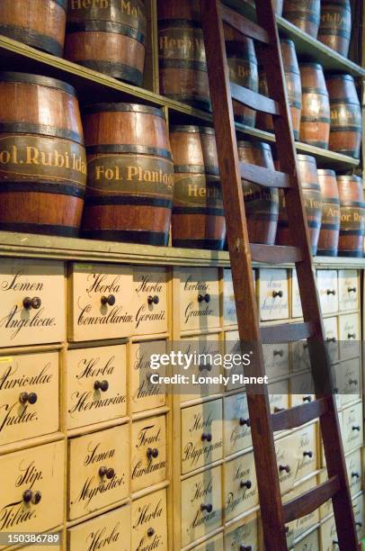 interior of jacob hoey & co chemist in niewmarkt area. - lonely planet collection stock-fotos und bilder