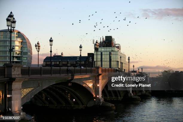 battersea bridge off cheyne walk, chelsea. - lpiowned stock pictures, royalty-free photos & images