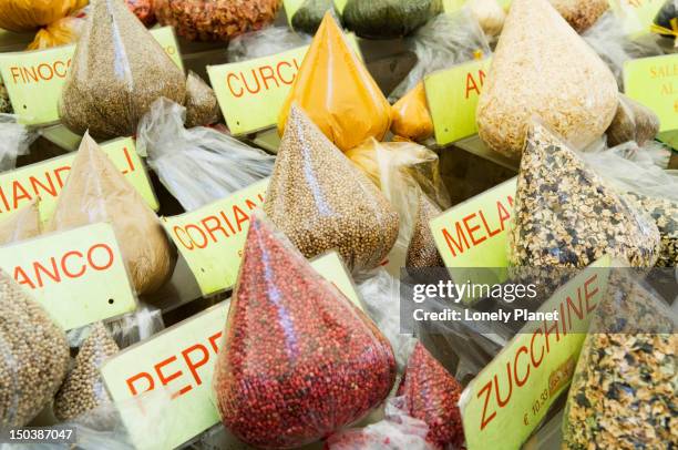 produce at fruit and vegetable market in campo de fiori, centro storico. - lonely planet collection stock-fotos und bilder