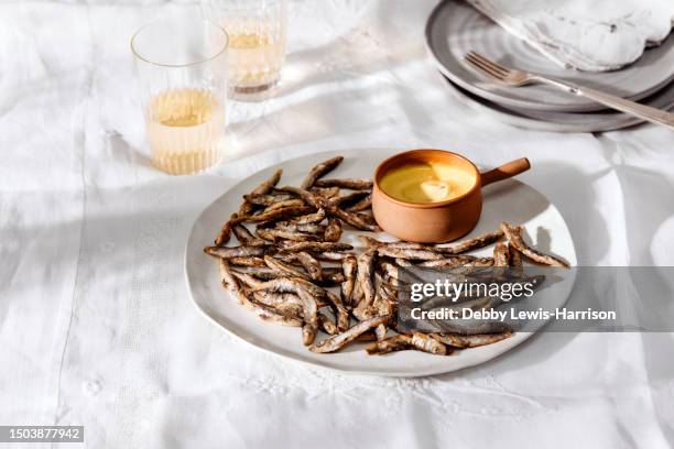 fried whitebait fish with saffron aioli dip - aioli stock-fotos und bilder