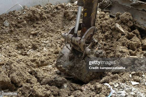 Tactor Diging 2,610 Digging Tractor Stock Photos, High-Res Pictures, and Images ...