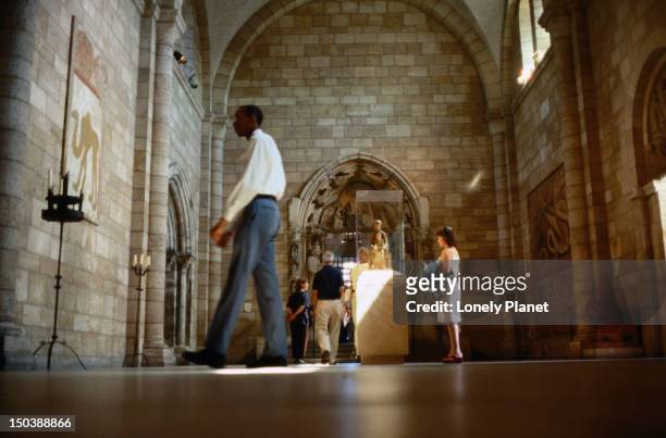 visitors inside the cloisters, a museum in the grounds of the fort tryon park, housing the metropolitan museum of art's collection of medieval art. - lonely planet collection foto e immagini stock