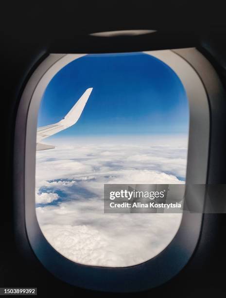 airplane window and wing - looking through plane window stock pictures, royalty-free photos & images