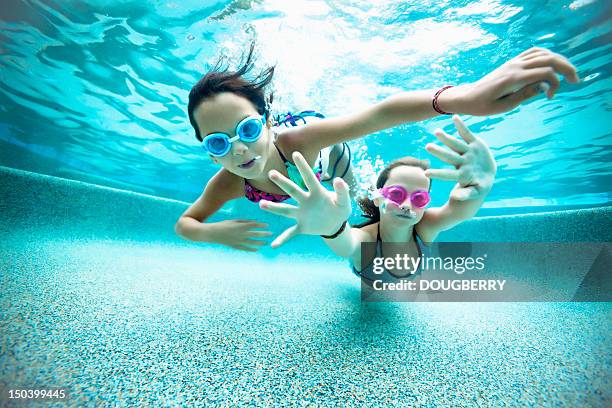 vista submarina de natación - niño bañandose fotografías e imágenes de stock