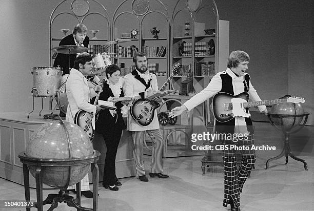 Kenny Rogers and The First Edition appear on The Smothers Brothers Comedy Hour. Standing from left: Mike Settle, Thelma Camacho, Kenny Rogers and...