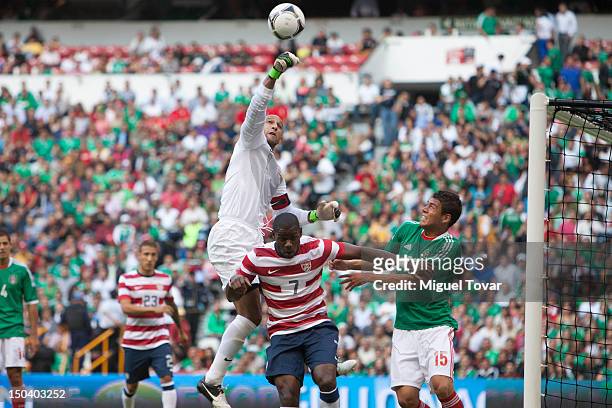 Timothy Howard of the United States defends during a FIFA friendly match between Mexico and US at Azteca Stadium on August 15, 2012 in Mexico City,...