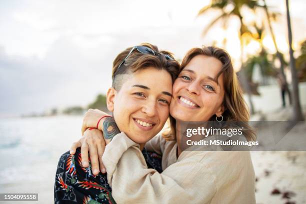 ritratto ravvicinato di giovane coppia dello stesso sesso - lesbica foto e immagini stock