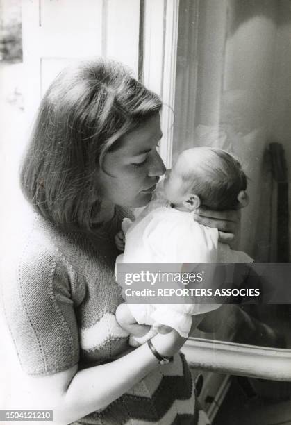 La speakerine et journaliste Anne-Marie Peysson et son fils à Paris en mai 1966