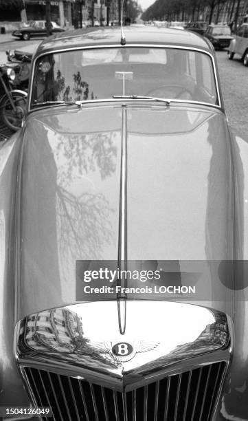 Voiture de luxe de la marque Bentley en avril 1976 à Paris.