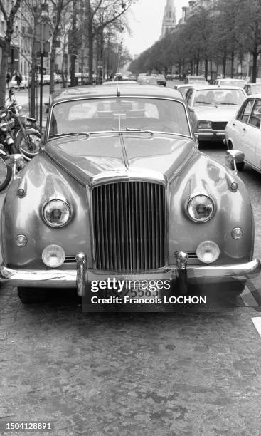 Voiture de luxe de la marque Bentley en avril 1976 à Paris.