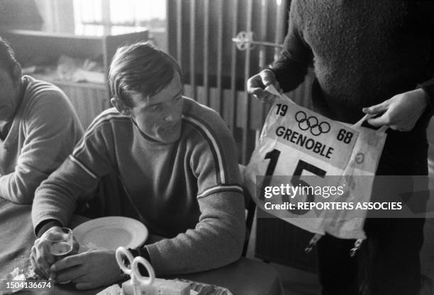 Jean-Claude Killy dans le village olympique de Chamrousse lors des Jeux Olympiques d'Hiver de Grenoble, en février 1968.