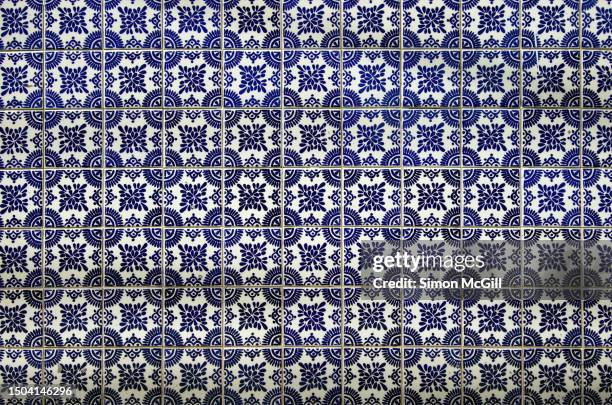 wall of colonial-style talavera blue and white tile featuring a pattern of circles, dots and flourishes - spanish-colonial-architecture stock pictures, royalty-free photos & images