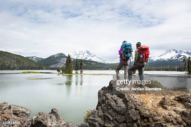 backpackers standing on a scenic lookout. - oregon wilderness stock pictures, royalty-free photos & images