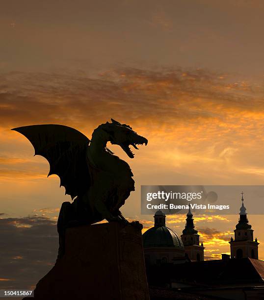 dragon statue on dragon bridge over ljublja - dragón fotografías e imágenes de stock