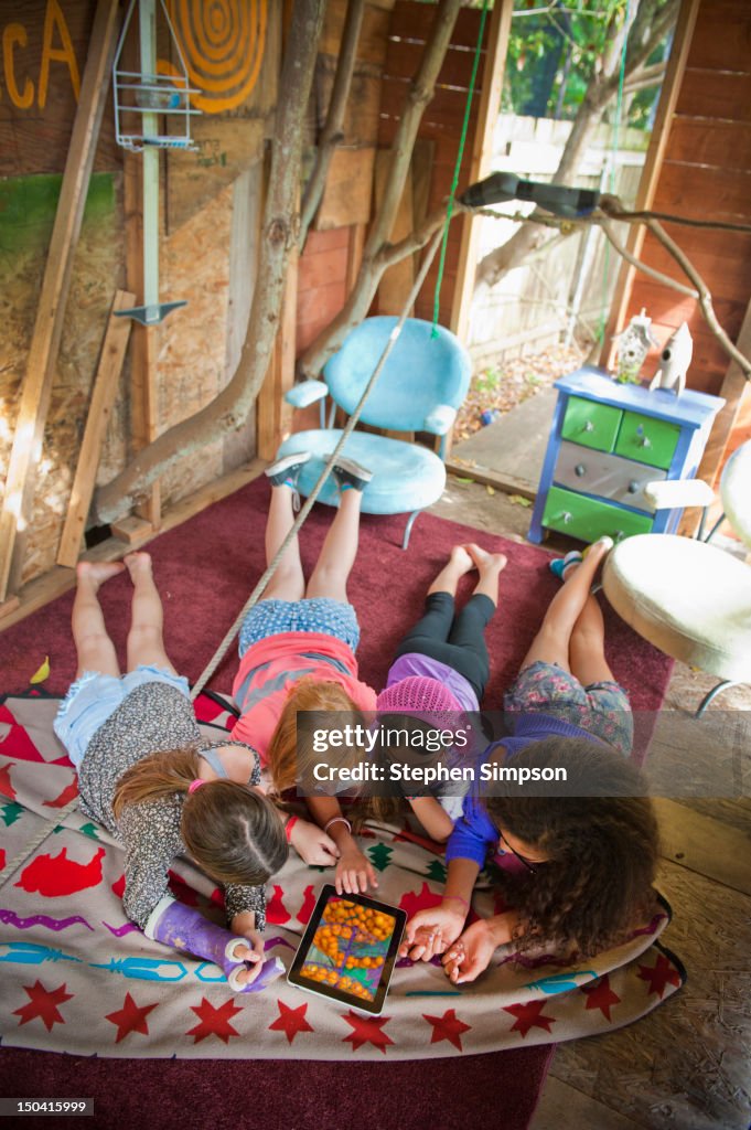 4 girls [11] share a tablet computer in clubhouse