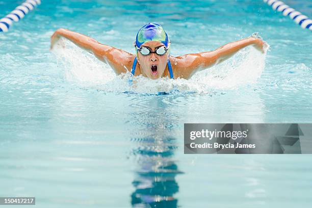 teenager mädchen schmetterling ich - schwimmwettkampf stock-fotos und bilder