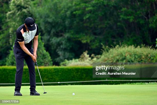 Lee Slatery of England putts on the 18th hole during Day One of Le Vaudreuil Golf Challenge at Golf PGA France du Vaudreuil on June 29, 2023 in Le...