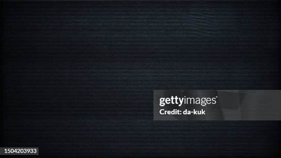 VHS-Rauschen und Störungen überlagern Designelemente auf schwarzem Hintergrund. Schlechtes TV-Signal VHS-Rauschen und Störungen überlagern Designelemente auf schwarzem Hintergrund. Schlechtes TV-Signal