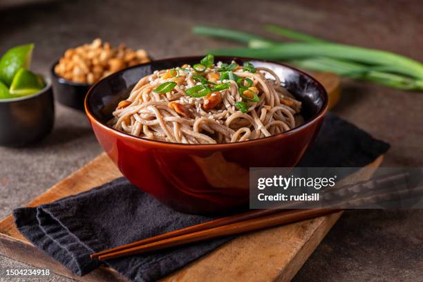 sesame peanut noodles - comida asiática imagens e fotografias de stock