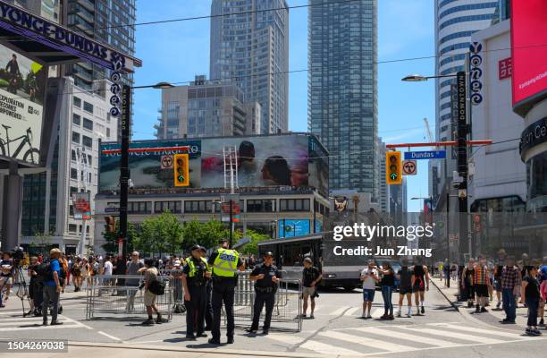 polizei am yonge und dundas square für die pride toronto parade 2023 am 25. juni - yonge street stock-fotos und bilder