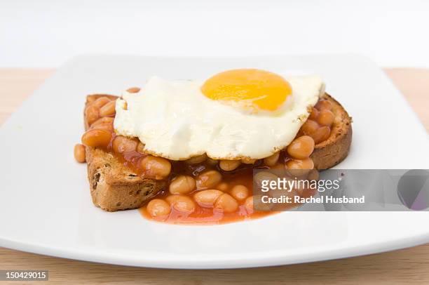 baked beans with fried egg on toast - baked beans stock pictures, royalty-free photos & images