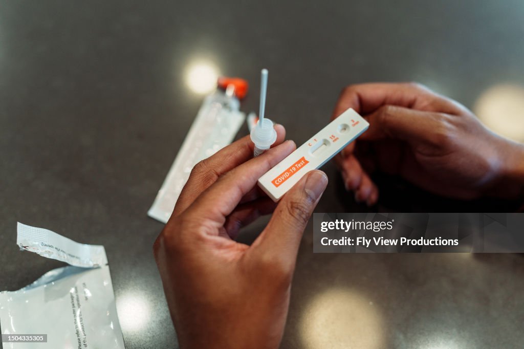 Un homme attend les résultats du test rapide covid