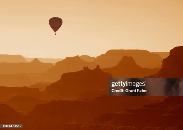 balloon over canyon - grand canyon stock-fotos und bilder