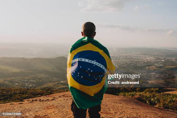 homem segurando a bandeira do brasil - independence - fotografias e filmes do acervo