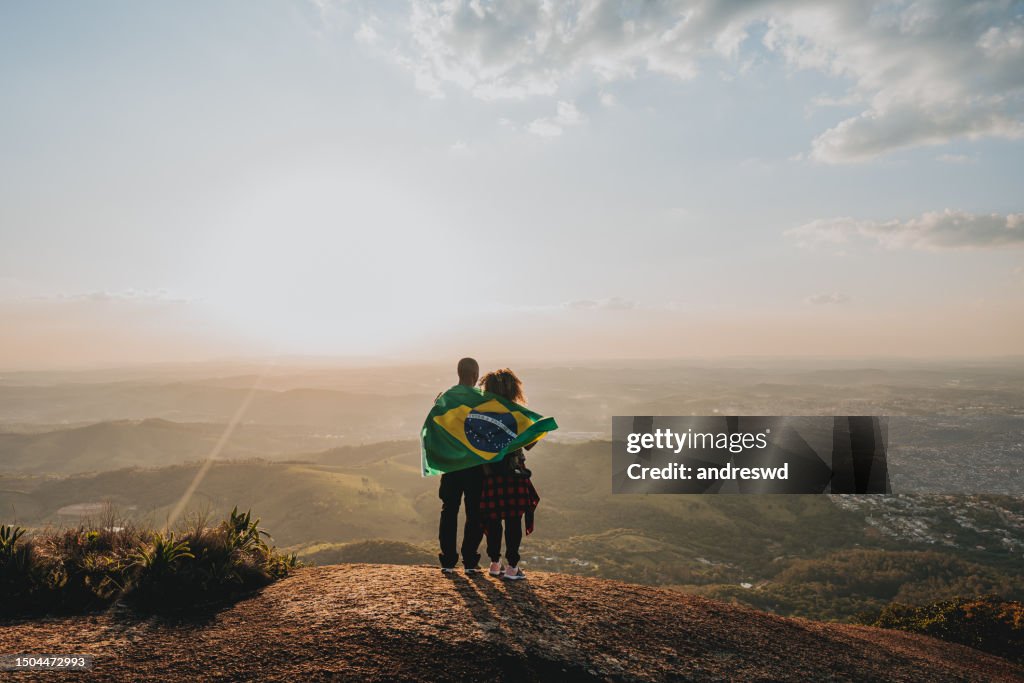 Pareja con la bandera de Brasil