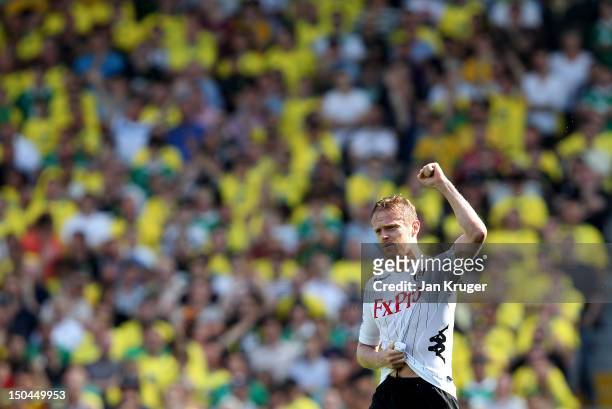 Damien Duff of Fulham celebrates his goal during the Barclays Premier League match between Fulham and Norwich City at Craven Cottage on August 18,...