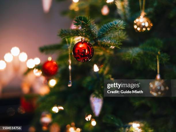 christmas tree fully decorated. - christmas tree detail stock pictures, royalty-free photos & images